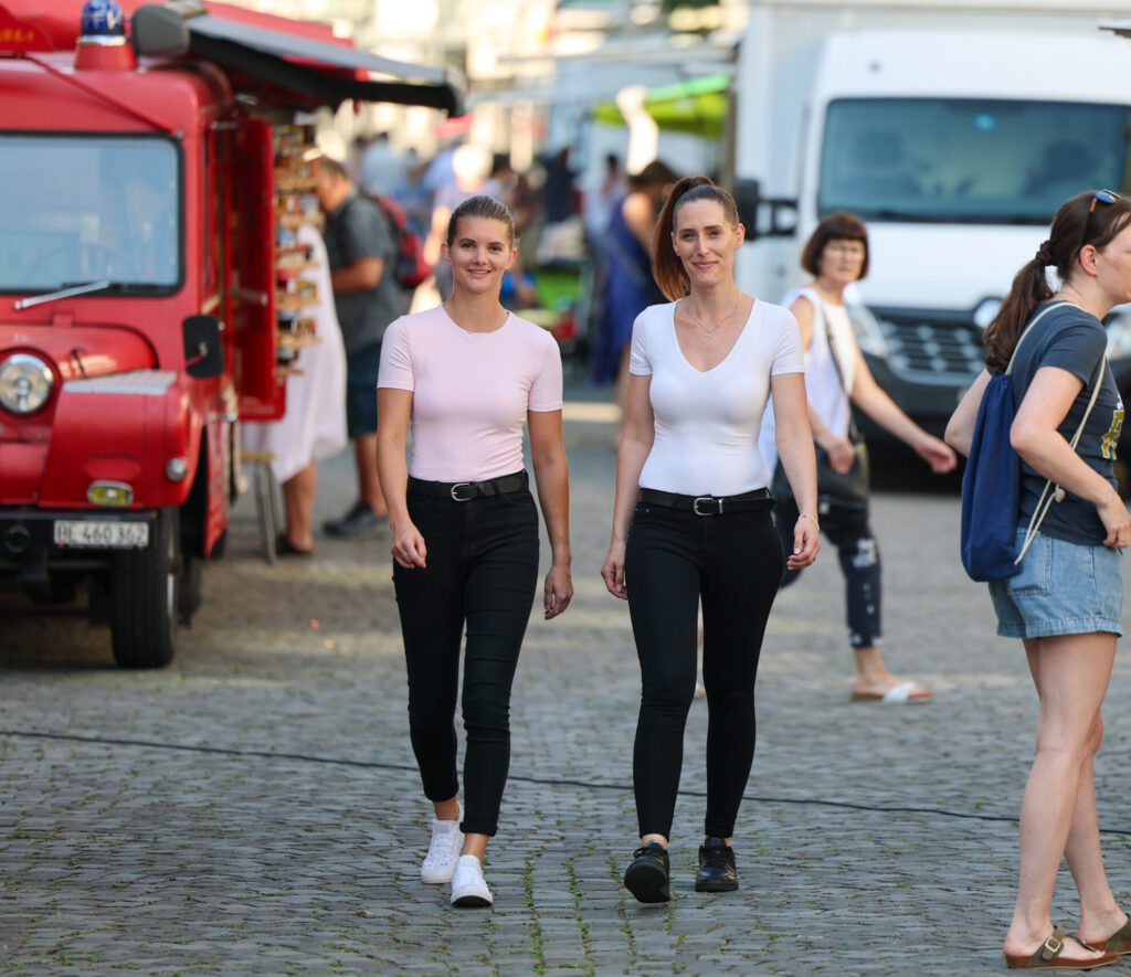 Angie und Sabi auf dem Markt